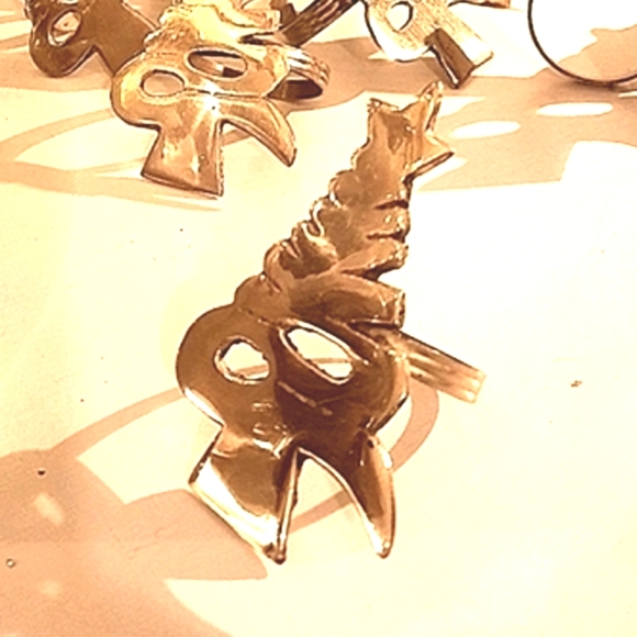 🎄8 VINTAGE BRASS Napkin Rings - Picture 1 of 2